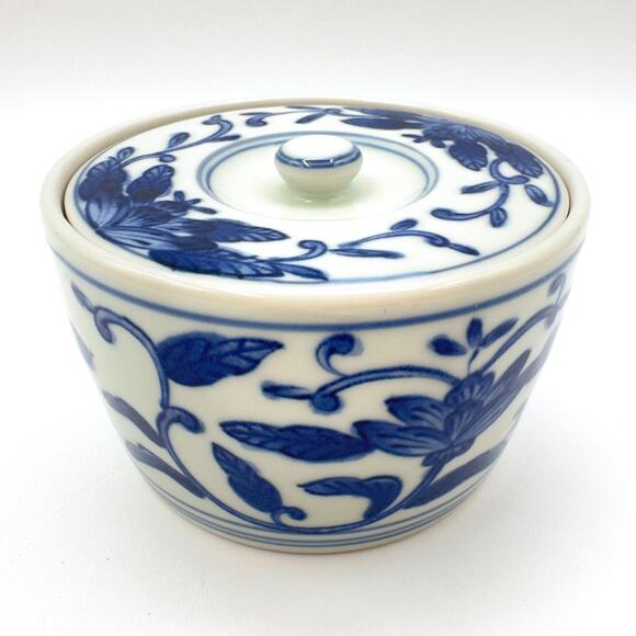 Vintage Tachikichi Kyoto Japan Blue and White Dresser Jar w Lotus Scroll Design - Picture 3 of 13